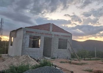 Construção de quiosque turístico segue avançando na Torre de TV no Córrego da Penha, em Barra de São Francisco