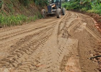 Cascalhamento sendo realizado na Serra de Vargem Alegre em Barra de São Francisco
