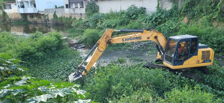 Estiagem em Barra de São Francisco: Prefeitura mobiliza maquinário para retirar peixes mortos dos rios Itaúnas e São Francisco