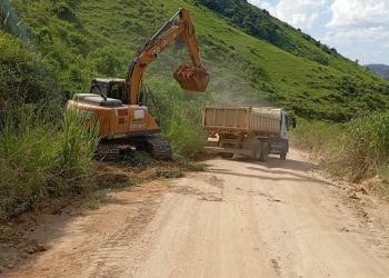 Cascalhamento e limpeza de caixas secas melhoram acesso na Serra de Vargem Alegre em Barra de São Francisco