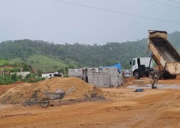 Homens, máquinas e caminhões trabalham na construção do Lago Jesus Cristo, no bairro Vila Vicente em Barra de São Francisco