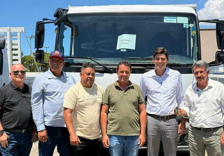 Mazinho dos Anjos destina uma picape Saveiro, trator agrícola e caminhão para reforçar serviços no município de Ecoporanga