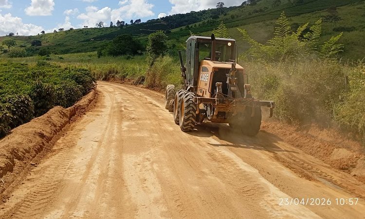 Manutenção de estradas segue por Vargem Grande de Itaúnas em Barra de São Francisco