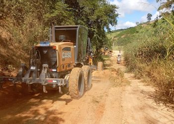 Patrolamento de estradas seguiu pelo Córrego da Penha em Barra de São Francisco, neste sábado (25)