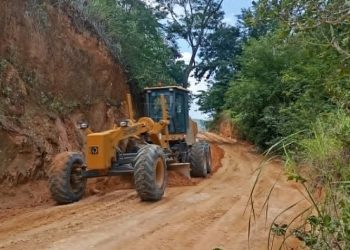 Manutenção de estradas rurais prossegue pelo Córrego São Pedro em Barra de São Francisco