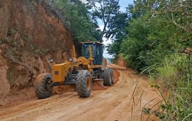 Manutenção de estradas rurais prossegue pelo Córrego São Pedro em Barra de São Francisco