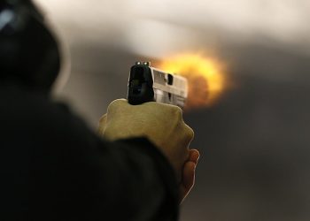 Homem é baleado ao chegar em casa e sobrevive a ataque no bairro Colina, em Barra de São Francisco