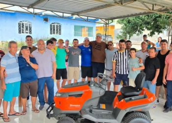 Trator cortador de grama é entregue à comunidade esportiva de Monte Senir, em Barra de São Francisco