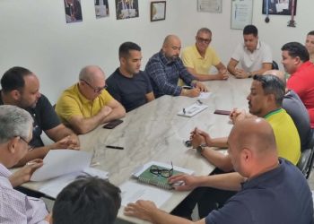 Prefeito de Barra de São Francisco assina cinco contratos para reformas prediais na área da saúde