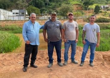 Prefeito Enivaldo dos Anjos vistoria obras do Lago Jesus Cristo no bairro Vila Vicente