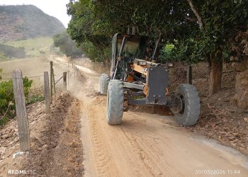 Patrolamento de estrada seguiu pela região do Córrego Santa Rosa em Vargem Alegre pela Prefeitura francisquense neste sábado e domingo