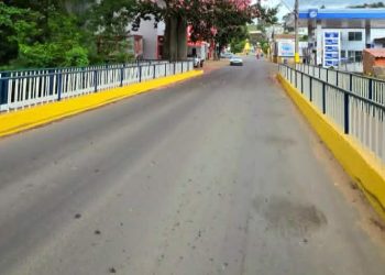 Nova pintura revitaliza grade de proteção da ponte sobre o Rio Itaúnas em Barra de São Francisco