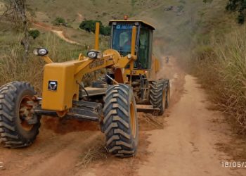 Patrolamento de estrada segue pela região do Córrego Valão Fundo a Areia Branca pela Prefeitura francisquense