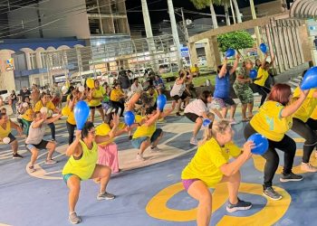 Zumba do Projeto Avivar e troca de figurinhas movimentam o Centro de Barra de São Francisco em clima de Copa do Mundo