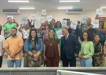 Novos títulos de regularização fundiária foram entregues nesta quinta-feira (25) pela Prefeitura de Barra de São Francisco