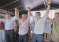 Ricardo Ferraço, Renato Casagrande e Mazinho dos Anjos são recepcionados por Enivaldo dos Anjos e uma multidão em Barra de São Francisco