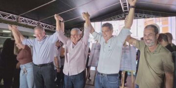 Ricardo Ferraço, Renato Casagrande e Mazinho dos Anjos são recepcionados por Enivaldo dos Anjos e uma multidão em Barra de São Francisco