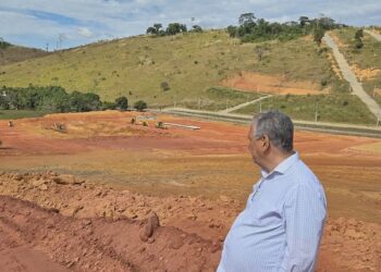 Prefeito Enivaldo dos Anjos acompanha obras de preparação da área do novo Fórum de Barra de São Francisco