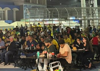 Telão na praça e vitoria do Brasil sobre a Escócia movimentam o Centro de Barra de São Francisco
