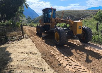  Patrolamento (tapa buracos) foi realizado entre Três Barras a Palmital em Barra de São Francisco