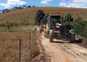 Patrolamento de estrada segue nesta terça feira (23), no Córrego Alto do Paulista e Paulistinha em Barra de São Francisco