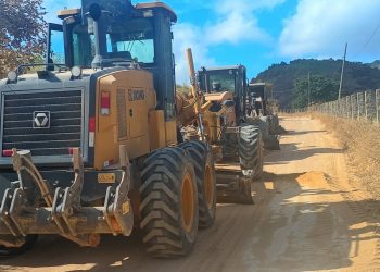 Patrolamento de estrada segue pela região de Santa Teresinha em direção ao Córrego do Denzol (Paulista)/Barra de São Francisco