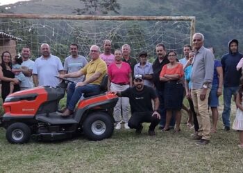 Trator cortador de grama é entregue à comunidade esportiva do Córrego Palmital, em Vila Poranga