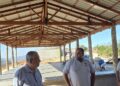 Prefeito de Barra de São Francisco vistoria de construção de quiosque turístico na Torre de TV