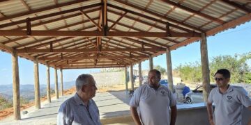 Prefeito de Barra de São Francisco vistoria obra de construção de quiosque turístico na Torre de TV