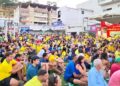 Uma multidão viu o Brasil ser eliminado da Copa pela Noruega no Telão da praça no Centro de Barra de São Francisco neste domingo (05)