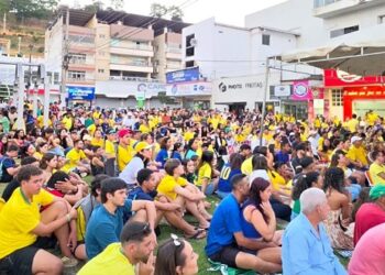 Uma multidão viu o Brasil ser eliminado da Copa pela Noruega no Telão da praça no Centro de Barra de São Francisco neste domingo (05)