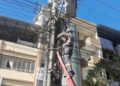 Retirada de cabos obsoletos no Centro de Barra de São Francisco tem sequência neste sábado (25)