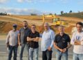 Prefeito Enivaldo dos Anjos e empresário Maurício Toledo vistoriam área onde será construído o novo Fórum de Barra de São Francisco