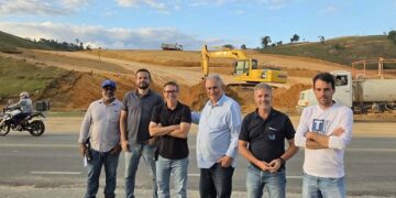 Prefeito Enivaldo dos Anjos e empresário Maurício Toledo vistoriam área onde será construído o novo Fórum de Barra de São Francisco