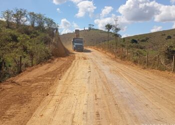 Continua avançando a reabertura da estrada do Córrego Barro Preto no distrito de Paulista em Barra de São Francisco