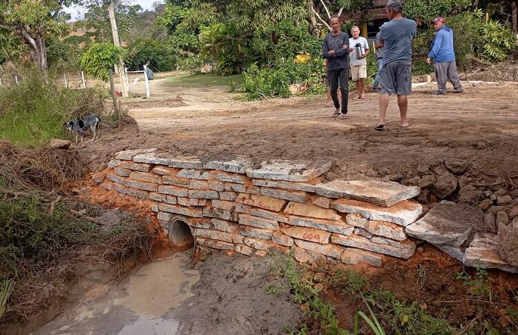 Bueiro é construído no Córrego da Penha em Barra de São Francisco, agora são 330 em cinco anos e sete meses de gestão