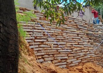 Em cinco anos e seis meses de gestão, Prefeitura de Barra de São Francisco construiu 68 muros em diversas comunidades