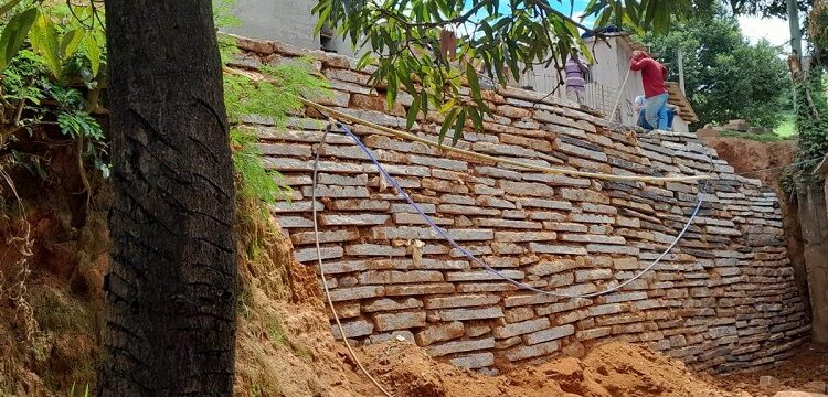 Em cinco anos e seis meses de gestão, Prefeitura de Barra de São Francisco construiu 68 muros em diversas comunidades