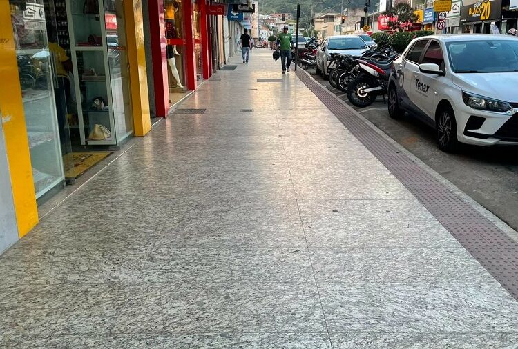 Prefeito de Barra de São Francisco assina ordem de serviço para continuidade do Calçadão no Centro nesta segunda-feira (13)