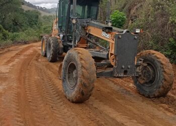 Patrolamento de estrada segue pela região do Córrego da Pratinha/Paulista em Barra de São Francisco