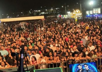 Diego & Victor Hugo encerram festividades de Barra de São Francisco em noite de gala com público gigantesco