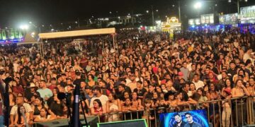 Diego & Victor Hugo encerram festividades de Barra de São Francisco em noite de gala com público gigantesco