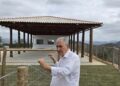 Prefeito Enivaldo dos Anjos vistoria obras do quiosque turístico na Torre de TV neste domingo (23)