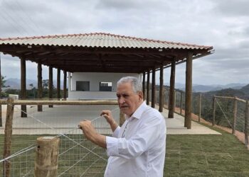 Prefeito Enivaldo dos Anjos vistoria obras do quiosque turístico na Torre de TV neste domingo (23)
