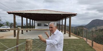 Prefeito Enivaldo dos Anjos vistoria obras do quiosque turístico na Torre de TV neste domingo (23)