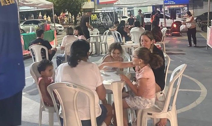 Cinema na Praça, feira gastronômica e show ao vivo movimentou o centro de Barra de São Francisco neste sábado (29)