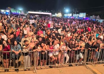 Pagodeiro Dilsinho e André Moura arrasam e levam multidão no segundo dia dos festejos pelos 83 anos de Barra de São Francisco