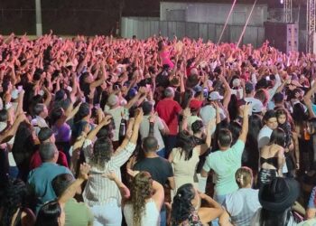 Em noite de muitos chapéus, centenas de pessoas lotam Parque de Festas de Barra de São Francisco com Nando Moreno e Os Caras da Seresta