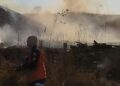 Bombeiros e Defesa Civil enfrentam dificuldades para conter incêndio em área de pastagem em Vila Itaperuna/Barra de São Franciso