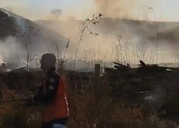 Bombeiros e Defesa Civil enfrentam dificuldades para conter incêndio em área de pastagem em Vila Itaperuna/Barra de São Franciso